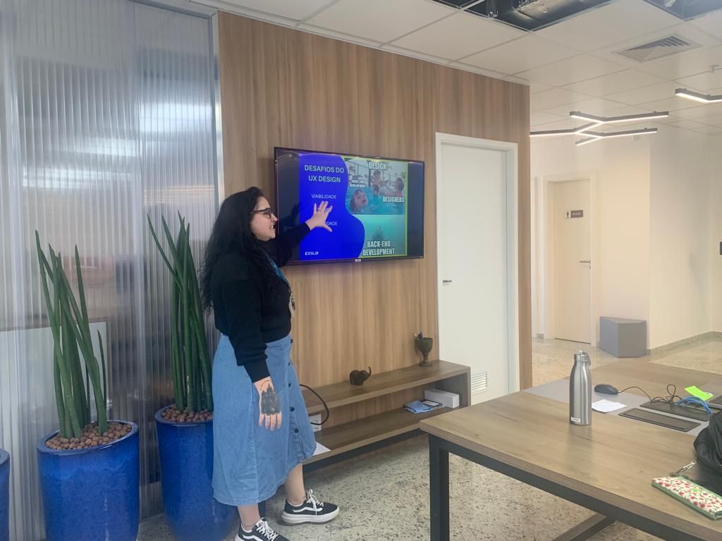 Fabi Bottrel apresentando sobre desafios do UX Design